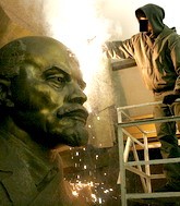 Для чого «Свободі» війна пам’ятників?